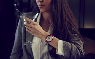 Woman martini watch sitting sophisticated - her wrist free wallpaper