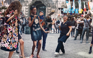 Group people street woman phone - annie leibovitz free wallpaper