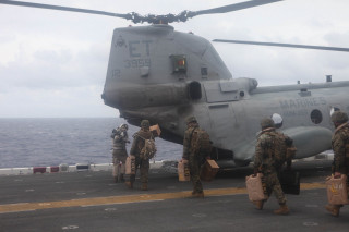 Soldiers walking helicopter ship ocean - 100mm free wallpaper