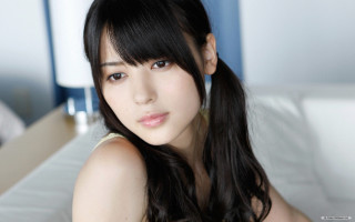Woman blackhair whitepillow bluewall aguriuchida - a white pillow free wallpaper