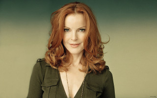 Woman red hair green shirt - a green shirt free wallpaper for desktop