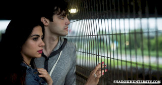 Man woman fence looking cell - a fence free wallpaper for desktop