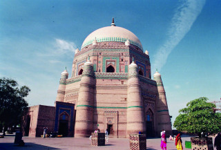 Large building dome sky clouds 3 - front view free wallpaper