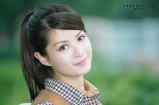 Woman ponytail smiling camera green - fei danxu free wallpaper for desktop