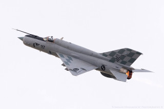 Fighter jet white sky checkered - a white sky free wallpaper