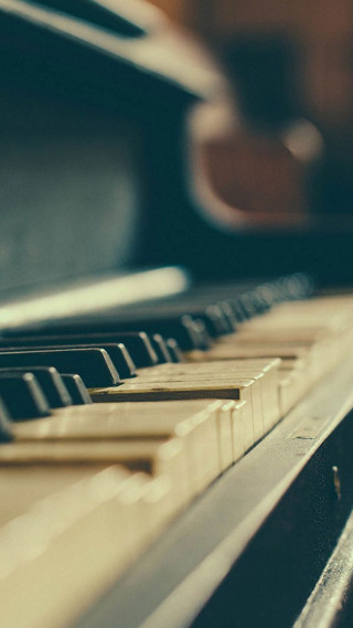 Close up piano keyboard blurry - cinematic free wallpaper for mobile