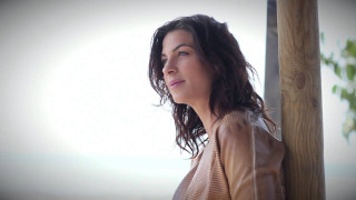 Woman leaning pole tree sun - a bright sun free wallpaper