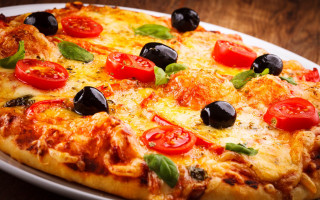 Pizza tomatoes olives cheese wooden - a plate free wallpaper