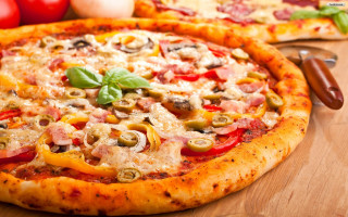 Pizza toppings table knife tomatoes - a pizza free wallpaper