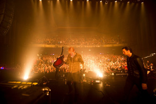 Men stage guitar player crowd - spotlight free wallpaper