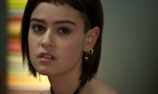 Woman short haircut green earrings - neo free wallpaper