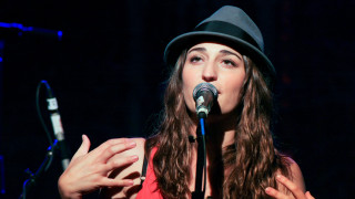 Woman hat singing microphone concert - heidelberg school free wallpaper