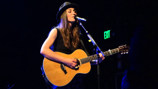 Woman hat singing microphone guitar - kai carpenter free wallpaper