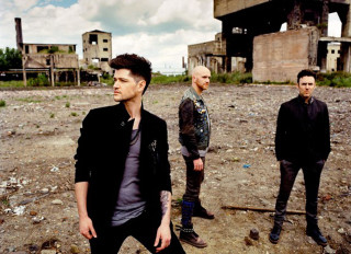 Men group dirty field building - dan smith free wallpaper