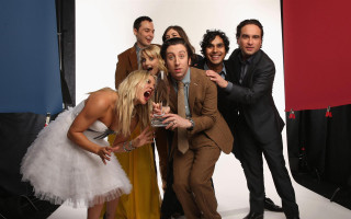 Group people posing picture backdrop - a picture together in front free wallpaper