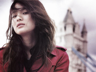Woman red shirt tower bridge - chen yifei free wallpaper