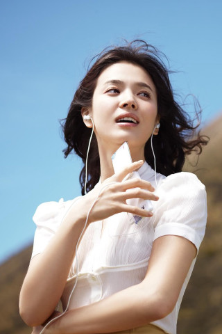 Woman earphones cell phone looking - her ear free wallpaper for mobile