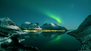 Green aurora borealis lake mountains - free mountains wallpaper for desktop