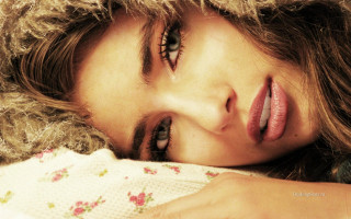 Woman long hair blanket eyes - realistic free wallpaper