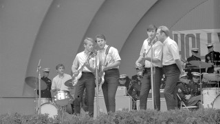 Men stage microphones group standing - stage free wallpaper