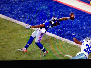 Football player catching ball air - charles alston free wallpaper