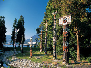 Totem poles park trees lake - sculpture free wallpaper