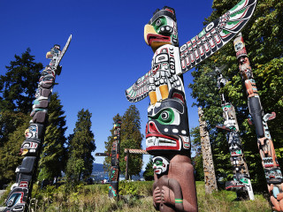 Totema statue park blue sky - bruce munro free wallpaper