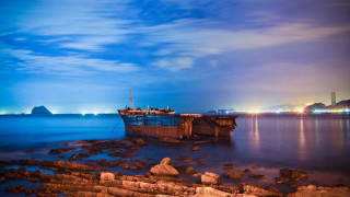 Ship rocky beach ocean nighttime - elsa bleda free wallpaper