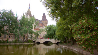 Bridge river castle trees mattepainting - danube school free wallpaper