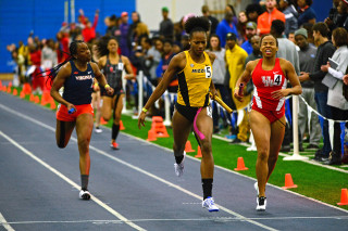 Women running track stadium crowd - chinwe chukwuogoroy free wallpaper