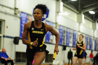Woman running gym sidelines man - a gym free wallpaper