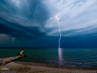 Lightning bolt ocean cloudy beach - dramatic lightning free wallpaper for desktop