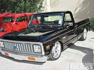 Black truck red truck driveway - bush free wallpaper