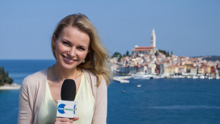 Woman microphone body of water - eva švankmajerová free wallpaper