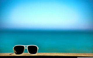 Sunglasses ocean ledged blurry blue - summer free wallpaper