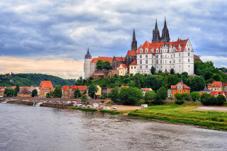 Castle hill river town bridge - medieval free wallpaper for desktop