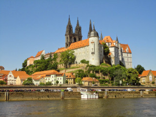 Castle hill river bridge boat - a river below free wallpaper
