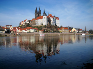 Castle red roof reflection lake - danube school free wallpaper
