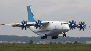Large airplane propellers taking off - a large airplane free wallpaper