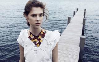 Woman dock water necklace circles - art nouveau fashion free wallpaper