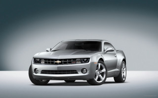 Silver chevrolet camaro studio gray - a studio setting free wallpaper for desktop