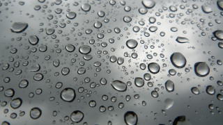 Water droplets window pane cloudy - a cloudy sky in the background free wallpaper
