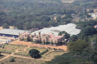 Large building garden parking lot - a parking lot in front free wallpaper