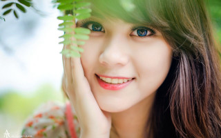 Woman blue eyes green leaf 4 - a green plant free wallpaper