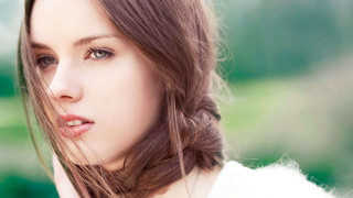 Woman braid cellphone green background - a braid free wallpaper