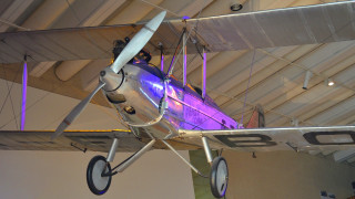 Small airplane ceiling purple light - the doorway free wallpaper