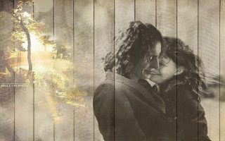 Woman hugging man suit wooden - emotional free wallpaper