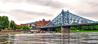 Bridge river cars parked building - rutkowski free wallpaper