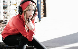 Woman sitting box headphones red - a box free wallpaper