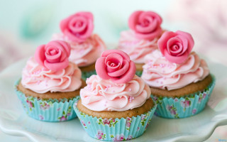 Cupcakes pink frosting roses table - pastel free wallpaper